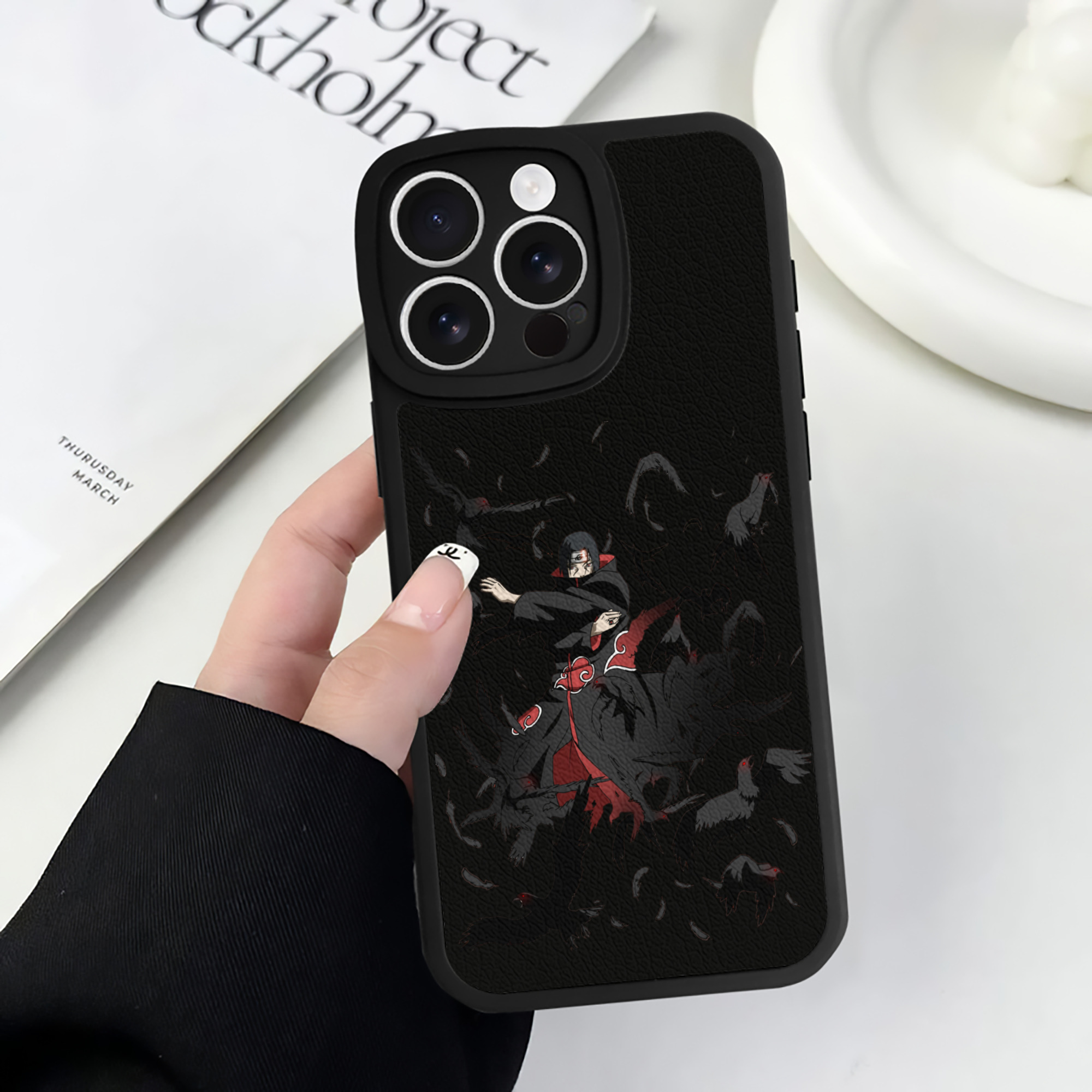 （画像用） NARUTO -ナルト- うちは イタチ Uchiha Itachi 【iPhone 16シリーズ対応】シリコンスマホケース（レザー調） 材質：シリコン